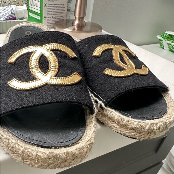 Chanel Women’s slides size 40 in black and gold - Picture 2 of 10